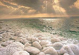 La mer Morte est le point le plus bas de la Terre, à plus de 430 mètres sous le niveau de la mer.